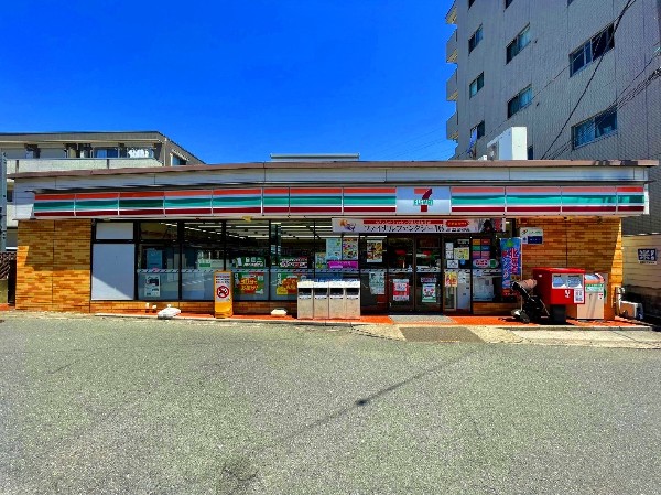 セブンイレブン川崎馬絹東店(頼れるインフラとして、暮らしをサポートする多彩なサービスにチャレンジしています。)