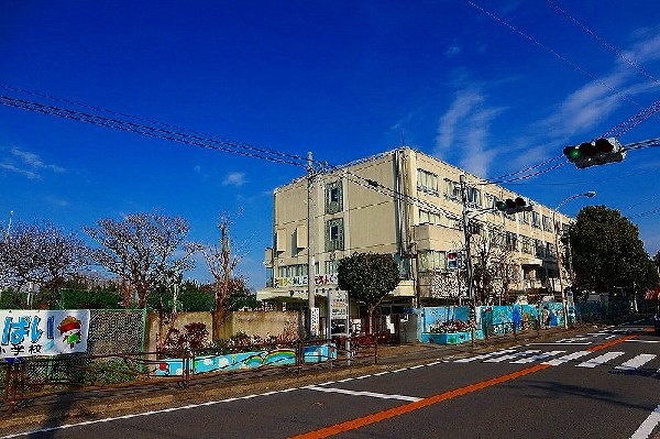 宮崎小学校 (お子様が一日の中でも長い時間を過ごす小学校。のびのびと過ごし、広い校庭で元気に駆け回ったり、どんどん成長していく姿が目に浮かびます。)