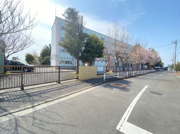 山田小学校(お子様が一日の中でも長い時間を過ごす小学校。のびのびと過ごし、広い校庭で元気に駆け回ったり、どんどん成長していくお子様の姿が目に浮かびます。)