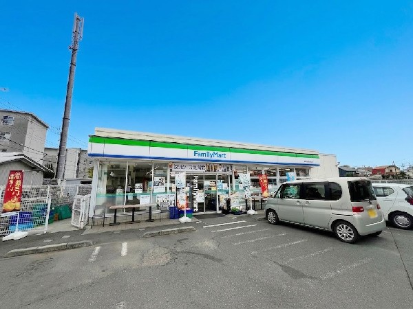 ファミリーマート野川南台団地前店(ファミチキをはじめスナックメニューも大人気です。買物だけではなく、日常生活に関係する最重要施設となりつつある。)