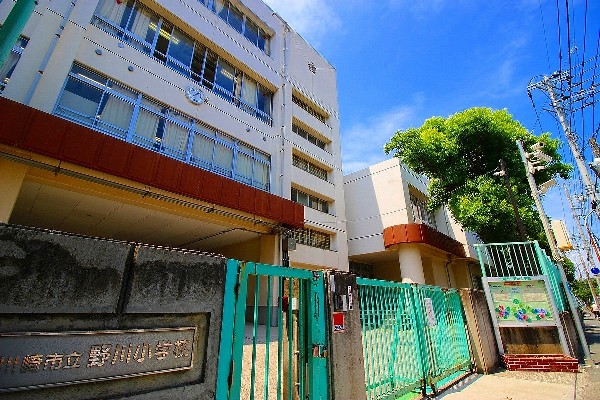 野川小学校 (明治6年創立で145年の歴史がある学校。総生徒数約780人で各学年120～130人。)