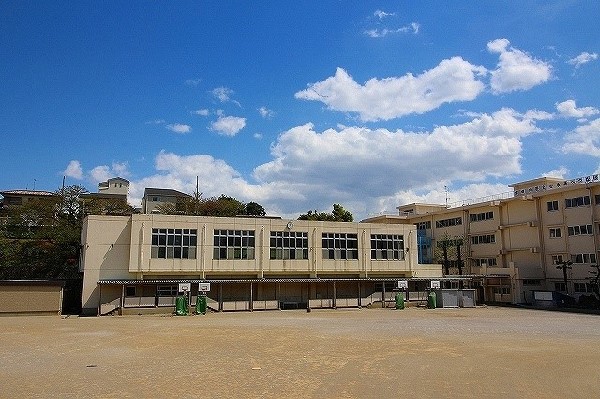 生田小学校　(地域に大切に支えられ140年を超える歴史と文化のある学校。進んで学ぶ、よく考える、思いやりのある、たくましい子が学校教育目標です。)