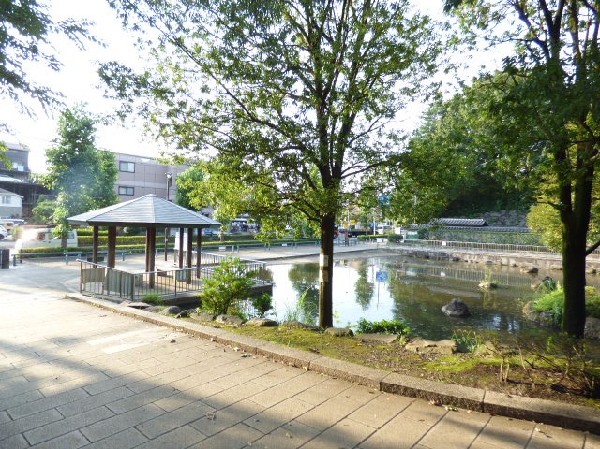 王禅寺ふるさと公園　(多摩丘陵の豊かな自然を生かし、水と緑をテーマとして作られた公園。多目的広場、芝生広場、自然林を生かした散策道、富士山展望広場などあり。)