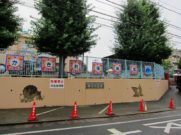 柿生保育園　(柿生保育園は、開園してから長い歴史を重ねた、この地域では一番古い保育園です。子どもたちは、広い園庭でのびのびと過ごしています。)
