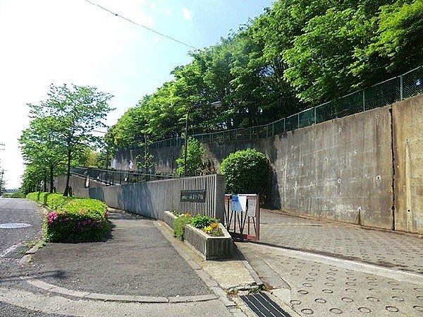 南菅中学校　(自然豊かで落ち着いている学習環境です。穏やかに学習していると評判です。)