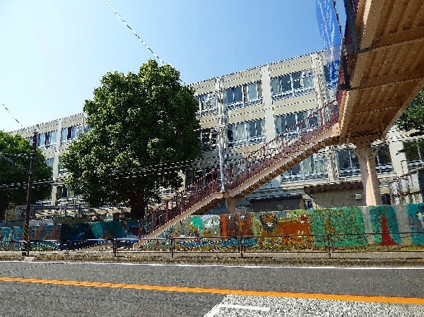 宮崎小学校　(お子様が一日の中でも長い時間を過ごす小学校。どんどん成長していくお子様の姿が目に浮かびます。)