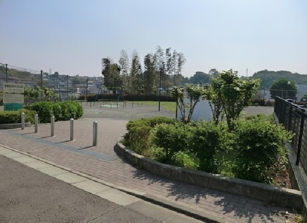 東有馬植木の里公園(とても開放的な公園で晴れた日にはボール遊びやバトミントンなどで遊ぶのにお子さんが喜びそうな場所。)