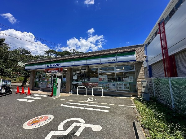 ファミリーマート横浜折本町店(ファミチキをはじめスナックメニューも大人気です。買物だけではなく、日常生活に関係する最重要施設となりつつある。)