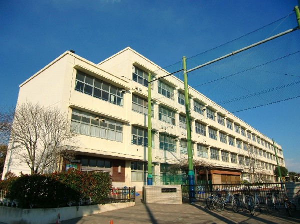 新吉田小学校(【知】確かな学力 【徳】豊かな心【体】健やかな体【公】公共心と社会参画意識【開】国際社会に寄与する開かれた心)