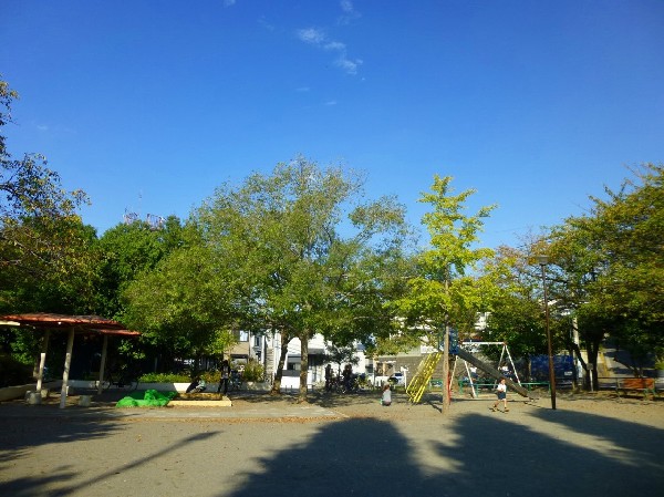 鳥山池公園　(樹木が立ち並び、木漏れ日を愉しめる公園。大人も癒される落ち着きある空間が広がります。)