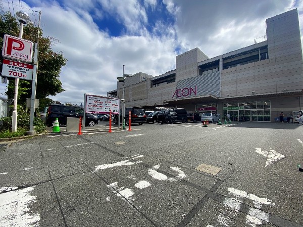 イオン横浜新吉田店　(食料品だけでなく衣料品、日用雑貨、ドラッグストア等も揃う便利なショッピングモール。ご家族でお買い物に出かけるのも楽しいですね。)
