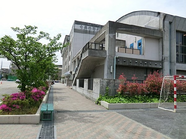 今井中学校(中央には渋川が流れ、春には桜が咲き誇る川崎市中部の中原区にあります。学校教育目標は「心身の健康」「自他の尊重」「生きがいの発見」)