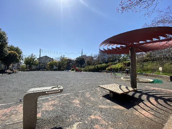加賀原さるすべり公園(閑静な住宅街にありながら住宅街の十分な広さのある公園です。公園の設備には水飲み・手洗い場があります。)