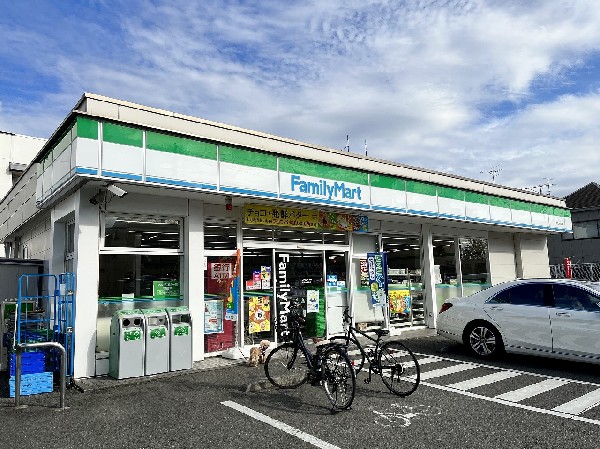 ファミリーマート　青葉大場町店(新作スイーツやキャラクターコラボ商品等新しい商品が続々登場。今日はどんな商品と出会えるか楽しみが増えそう。)