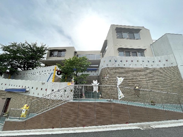 大場白ゆり幼稚園(大場白ゆり幼稚園では異学年交流のオープンクラスの導入や専門講師など保育に取り入れています。)