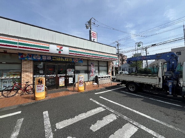 セブンイレブン川崎馬絹南店(～近くて便利～新商品やキャンペーン等だけでなく、宅配便、切手、ATM等様々なサービスが充実のコンビニエンスストア。)