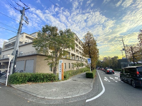 ｍ　江田記念病院(理念は「地域社会から必要とされる医療、介護サービスを適切かつ迅速に提供し、健康の回復を支援する。」)