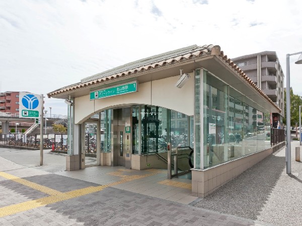 「北山田」駅(横浜方面や都内方面、どちらにもアクセス良好です。駅周辺には商業施設、少し離れると住宅街と、利便性と住環境のバランスが整うエリアです。)
