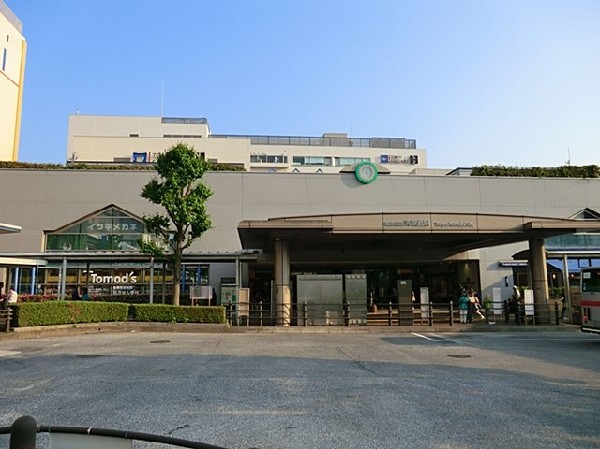 青葉台駅(言わずと知れた田都の人気駅。駅周辺の道路、街路樹、街並みが綺麗なことと、雰囲気ある店舗が多いことでお洒落な街として君臨している。)