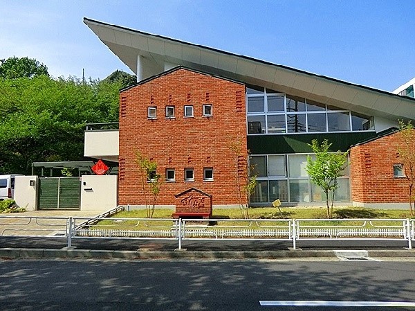 マーマしのはら保育園 (しのはら西と合わせて0歳～5歳まで定員166人。お洒落で大きな建物なので、子供も元気に楽しく遊んでいる。)