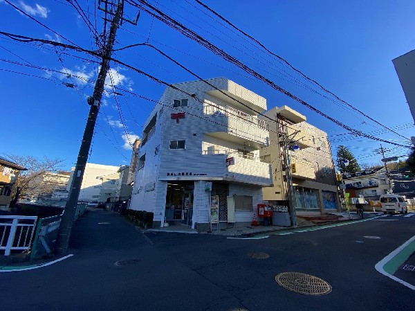 横浜山内郵便局(郵便だけでなく、保険や銀行、その他暮らしに役立つお手伝いが出来ます。)