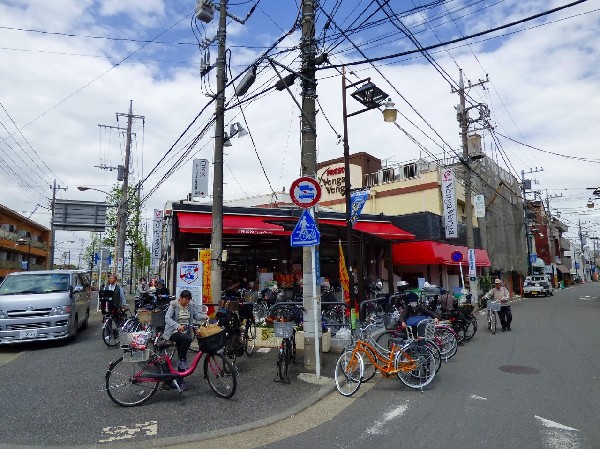 フレスコ ベンガベンガ 久地店 (一通りのものが揃っている街のスーパー。特にお惣菜が豊富でお弁当から一品料理まで陳列されている。)