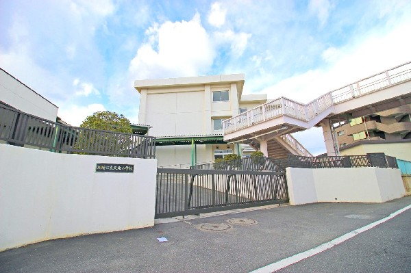 久地小学校(各学年5～6クラスあり、全校生徒は1100人越えのマンモス校。)