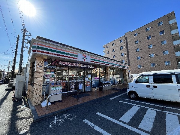 セブンイレブン川崎宿河原4丁目店(セブンミールは大好評です。公共料金の支払いなど色々な用途があるコンビニは今や必須ですね)