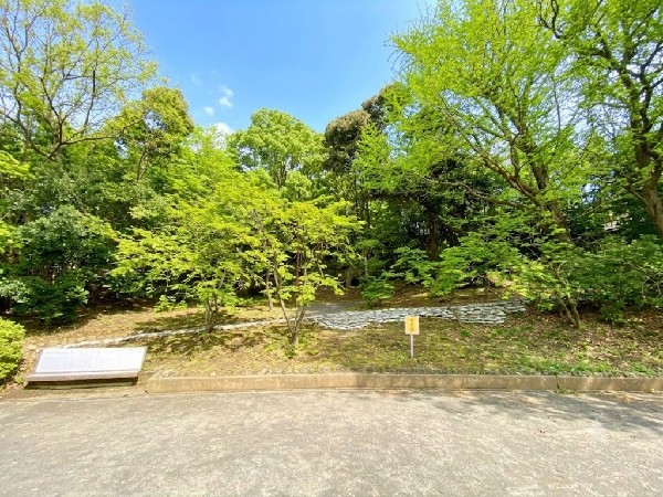 市ヶ尾遺跡公園(住宅街らしく近隣には公園が複数ありますので、お子様にも嬉しい住環境です。きっと、お気に入りの公園がみつかるはずです。)