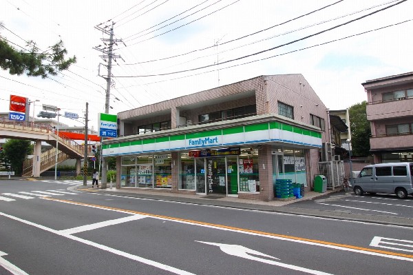 ファミリーマート西生田店(ファミリーマート人気のファミチキをはじめスナックメニューも大人気です。)