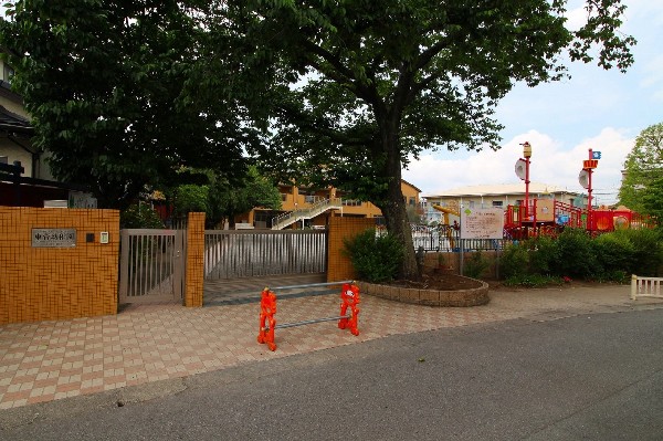 ひがしすげ幼稚園(園舎・広い園庭から子供たちの元気な声が聞こえてきます。できることが増えていく、お子様の成長が楽しみです。)
