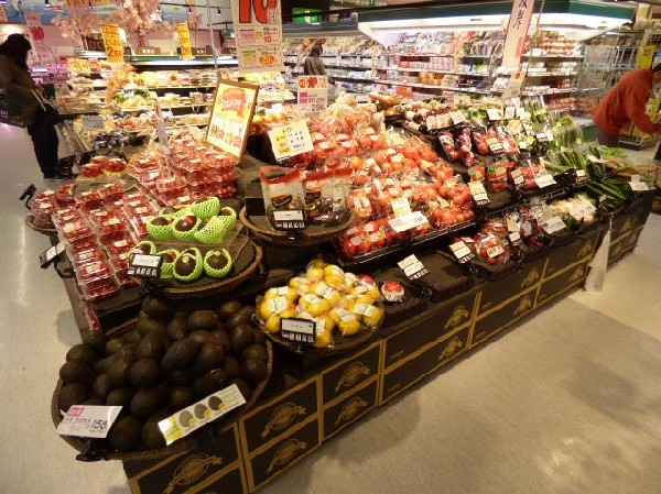 いなげや川崎中野島店　(明治33年創業。現在1都3県にスーパーマーケットチェーンとして、「いなげや」「ina21」「ブルーミングブルーミー」の各名称で店舗を展開。)