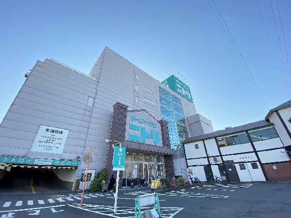 ニトリ横浜鶴見店(お値段以上の商品を提供する家具屋さん。ソファーをはじめ家具が有名ですが、お皿、茶碗、マットなど、引越しに伴う日用品はすべて揃う。)