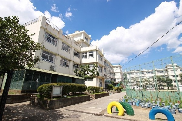 菅生小学校(昭和42年に開校した、歴史ある小学校。「優しい気持ちと明るい笑顔」を大切にして、夢広がる楽しい学校の創造を目指していきます。)