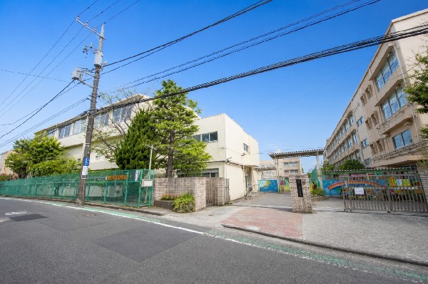 つつじが丘小学校(昭和43年創立で、各学年3クラス平均、全校生徒約500人の小学校。確かな学力、豊かな心、健やかな体、知徳体を伸ばす！)