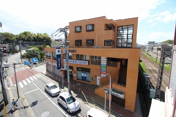 渡辺小児科アレルギー科(無料駐車場12台有。診察時間午前9～12時、午後15～18時30分。定期予防接種を取り扱っている医療機関です。)