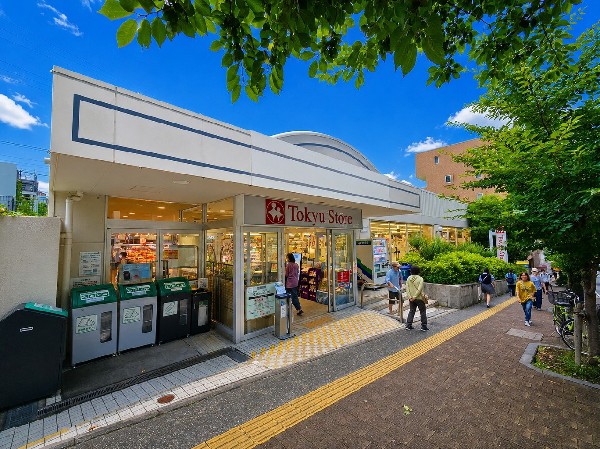 東急ストア宮崎台店(東京、神奈川を中心に首都圏で展開するスーパーマーケット。宮崎台駅前にあり、営業時間9：00-23：00までと幅広い時間帯に利用することができます。)