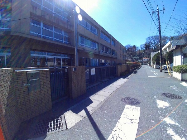 橘小学校(学校教育目標は、だれにでもやさしい子、よく考えすすんでまなぶ子、あかるくたくましい子。)
