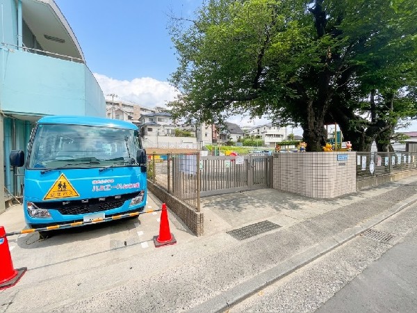 ルミエール幼稚園(新百合ヶ丘駅から徒歩8分の閑静な住宅街に位置し、早朝保育や延長保育、長期休暇時のあずかり保育も行っております。)