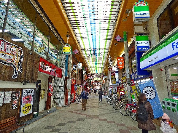 あいもーる（商店街）(武蔵新城のアーケード商店街、イベントも多数です。昔ながらのお店と、新しいチェーン店が立ち並ぶ。)