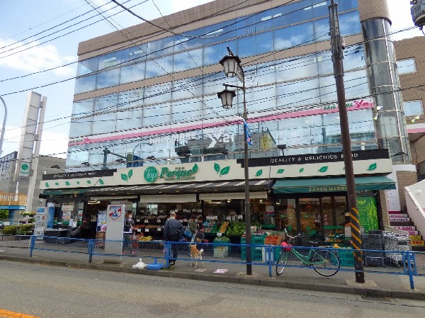 トップパル久地店(午前8時～午後25時までと比較的遅くまで営業している店舗。駅前に有るので仕事帰りの買物にも便利。宅配サービスも実施中。)
