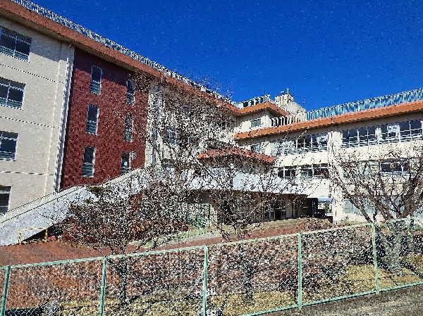 長尾小学校(教育目標は自ら考え判断し実行する子、進んでかかわり思いやりがある心豊かな子、夢を育む心身ともに穏やかな子。)