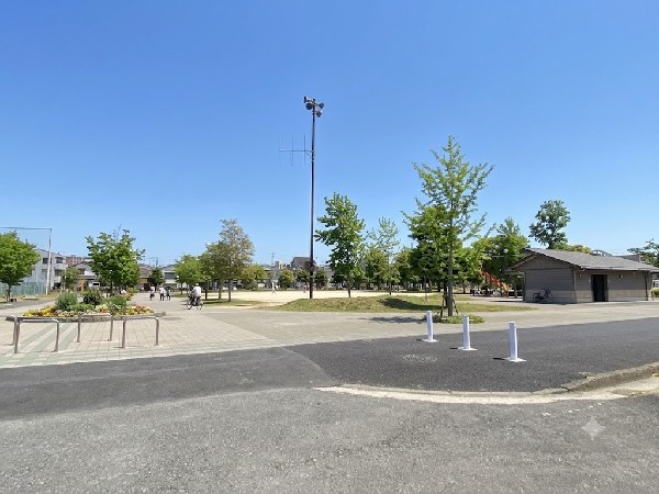 小田公園(気軽に立ち寄れる落ち着いた雰囲気の公園です。軟式野球場やじゃぶじゃぶ池広場、大型滑り台もあります。)