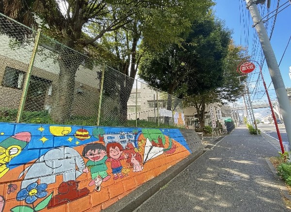 犬蔵小学校(緑の丘に包まれた自然豊かな環境の中で、44年の歴史を刻んできた犬蔵小学校。現在、1100人をこえる児童が、のびのびと学校生活を送っています。)