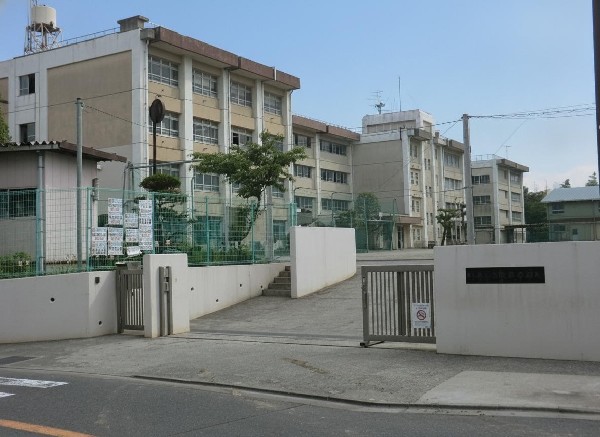犬蔵中学校(学校教育目標は「生命・いのちを尊重し，生きる力を育む。」)