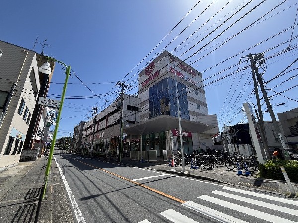 スーパー三和 百合ヶ丘店(新鮮な食材や日用品が揃う地域密着型スーパー。毎日のお買い物に便利で、忙しいご家庭の暮らしをサポートします。)