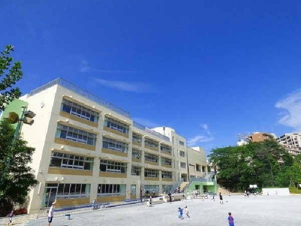 川崎市立百合丘小学校(お子様が一日の中でも長い時間を過ごす小学校。のびのびと過ごし、広い校庭で元気に駆け回ったり、成長していくお子様の姿が目に浮かびます。)