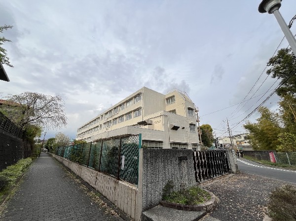 中川小学校(お子様が一日の中でも長い時間を過ごす小学校。のびのびと過ごし、広い校庭で元気に駆け回ったり、どんどん成長していくお子様の姿が目に浮かびます。  )