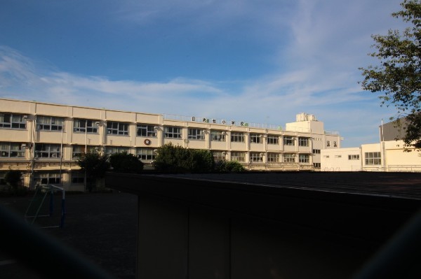 日吉台小学校(学校教育目標は「みずから生きる　ともに生きる　日吉台の子」)