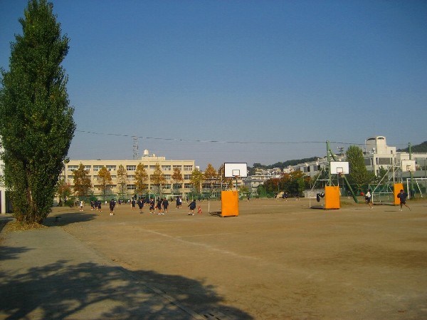 日吉台中学校(自ら考え、判断し、行動する生徒　自他の人権を尊重する生徒　健康でたくましく生きる生徒　社会の一員としての責任を果たす生徒)